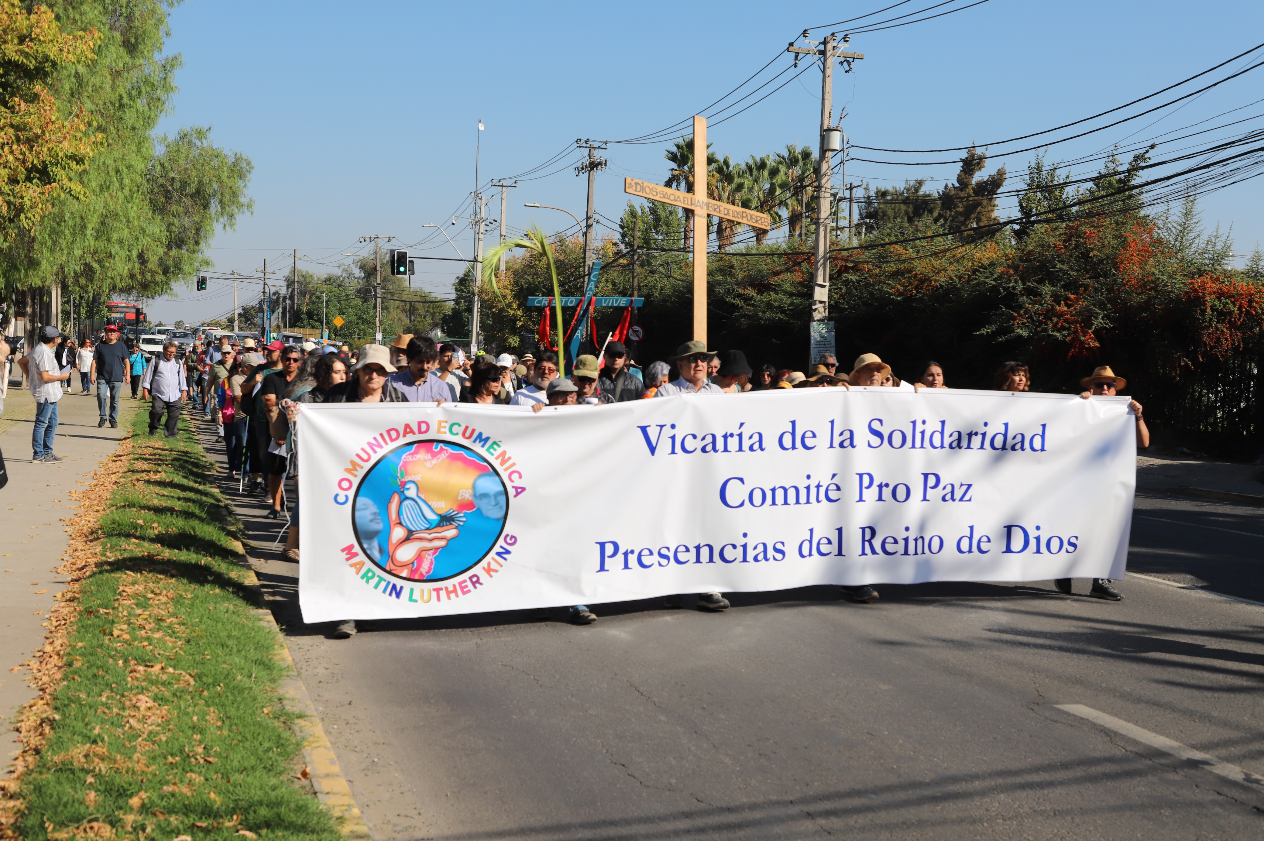 Durante la realización del Vía Crucis Popular a Villa Grimaldi: Homenaje a la Vicaría de la Solidaridad en sus 50 años de fe, justicia y resistencia colectiva