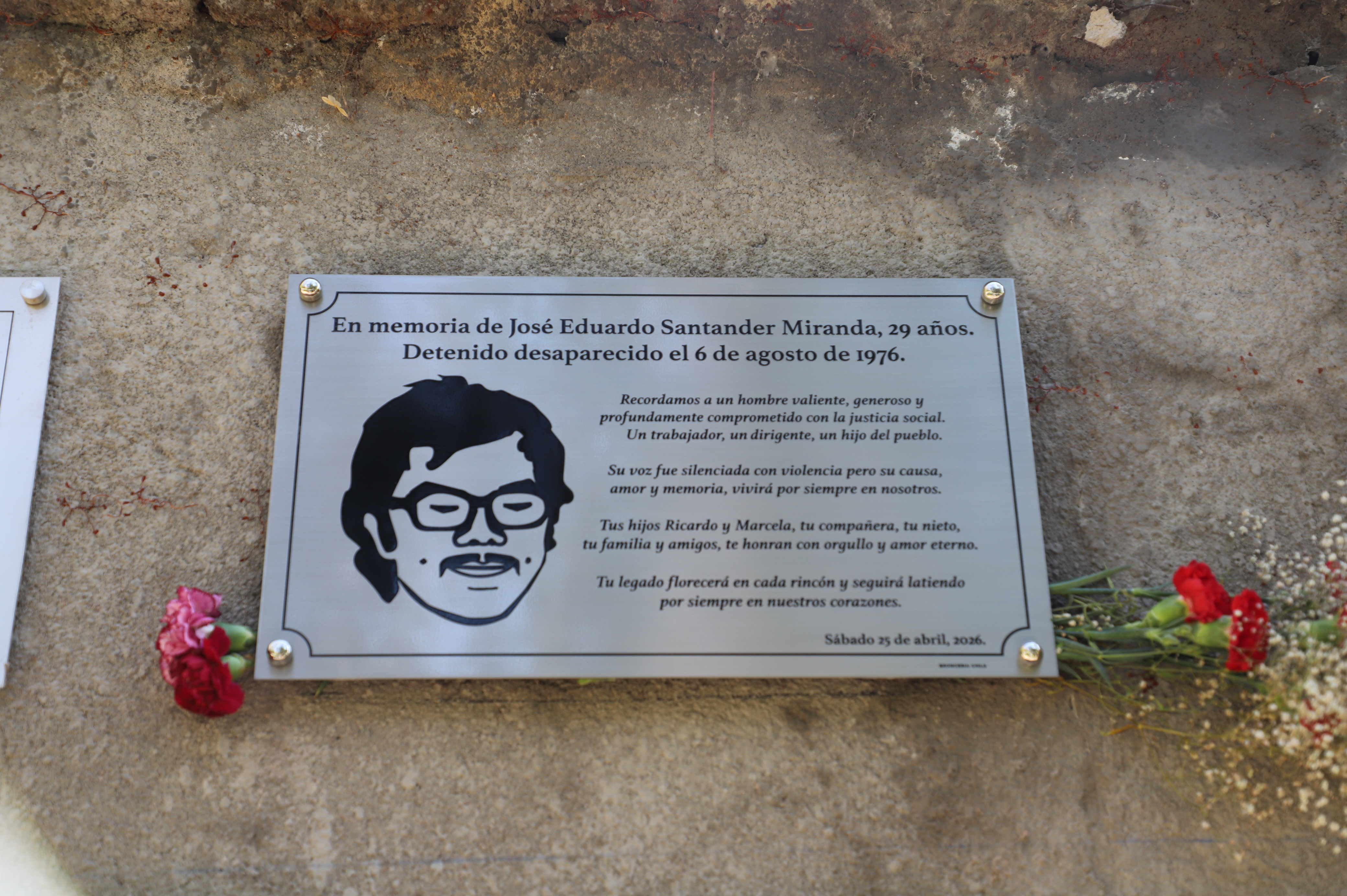 CON LA INSTALACIÓN DE UNA PLACA PARA PERPETUAR SU MEMORIA Y DIGNIDAD SINDICAL SE RINDIÓ HOMENAJE A JOSÉ SANTANDER MIRANDA.