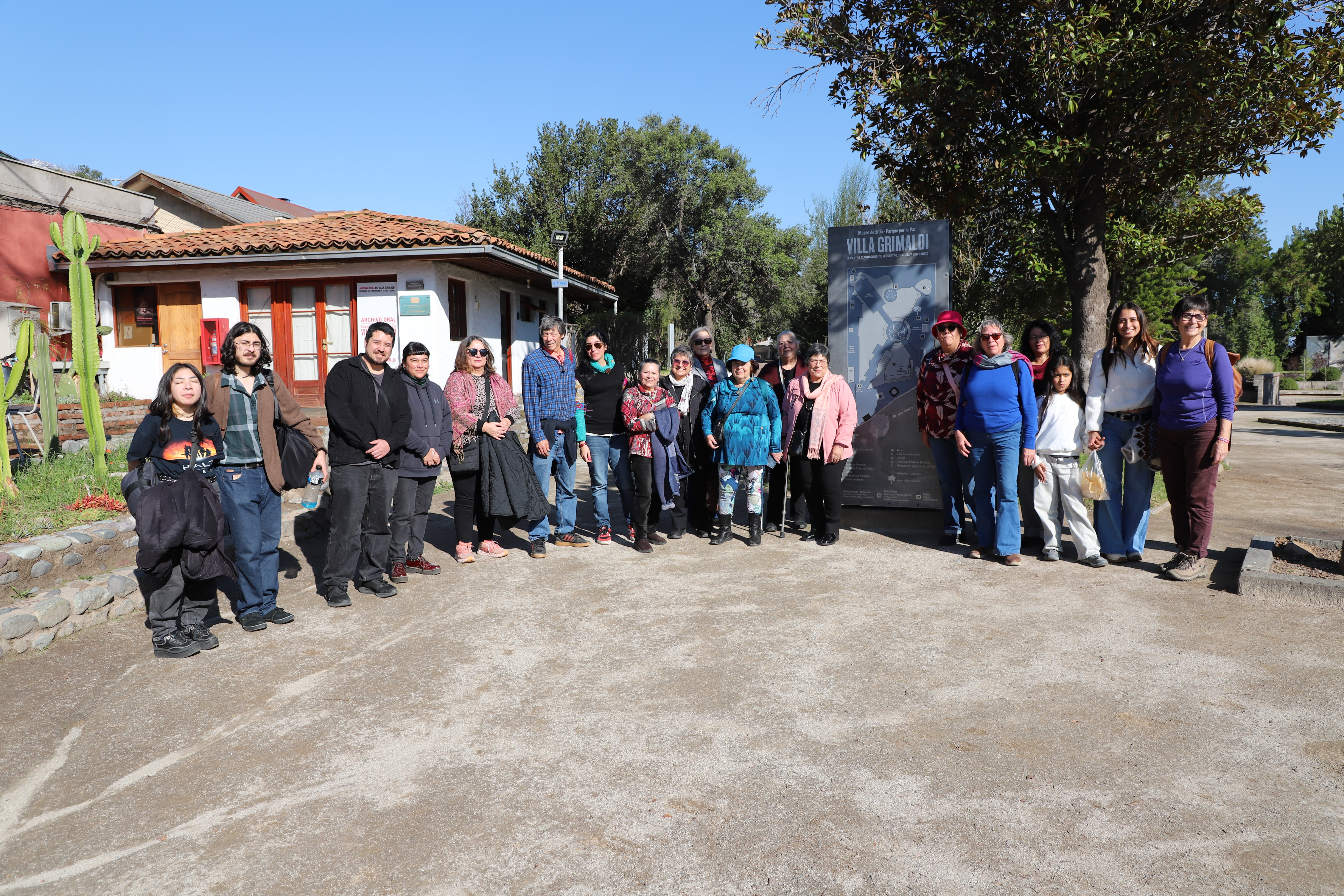 ORGANIZACIONES SOCIALES Y DE DDHH DE VALPARAÍSO REALIZAN EMOTIVA RUTA DE MEMORIA QUE CULMINÓ EN VILLA GRIMALDI